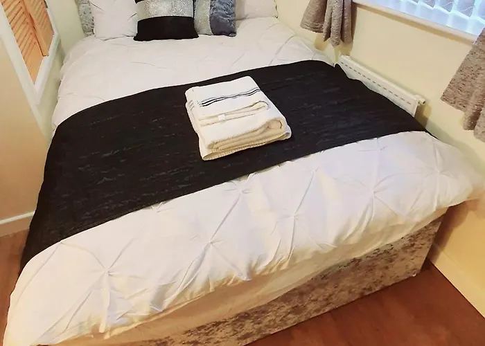 Brigstock Holidays House 아파트