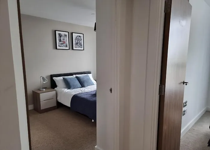 Onpoint - Spacious 2 Bedroom Apt - City Centre With Balcony