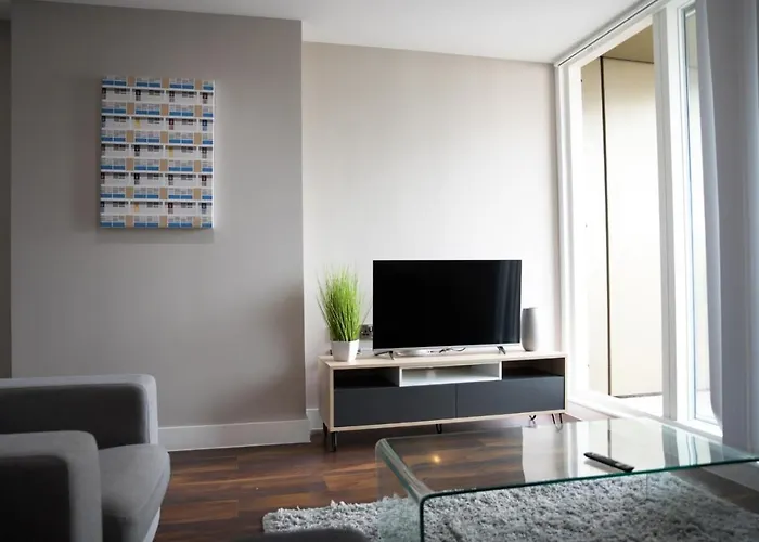 Onpoint - Spacious 2 Bedroom Apt - City Centre With Balcony Apartament *