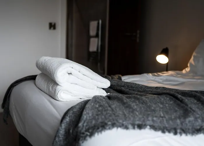 Onpoint - Spacious 2 Bedroom Apt - City Centre With Balcony *