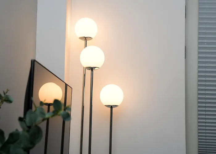 Onpoint - Spacious 2 Bedroom Apt - City Centre With Balcony *