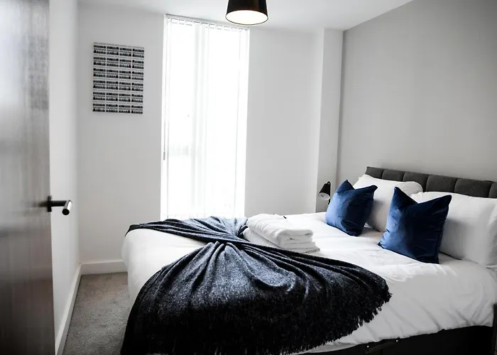 Onpoint - Spacious 2 Bedroom Apt - City Centre With Balcony