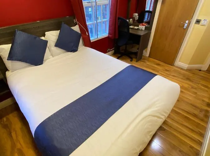 Ville Hotel מלון