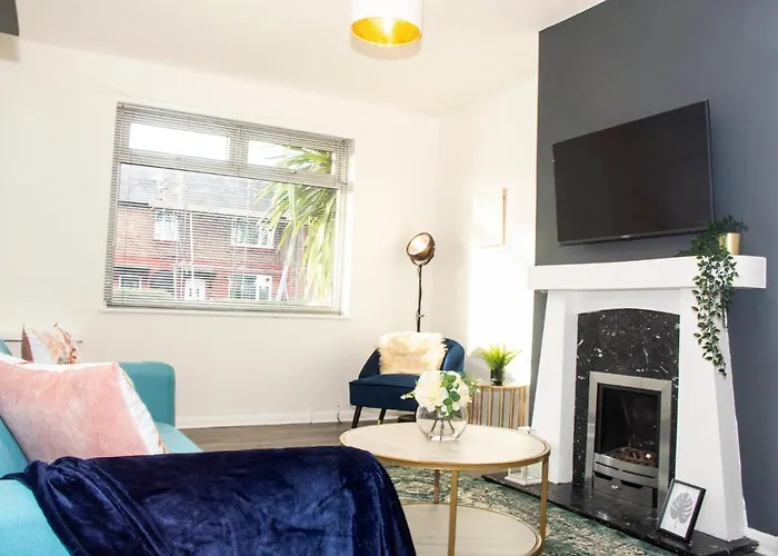 بيت للعطل Trafford House - Stylish 3-bed With Private Parking *