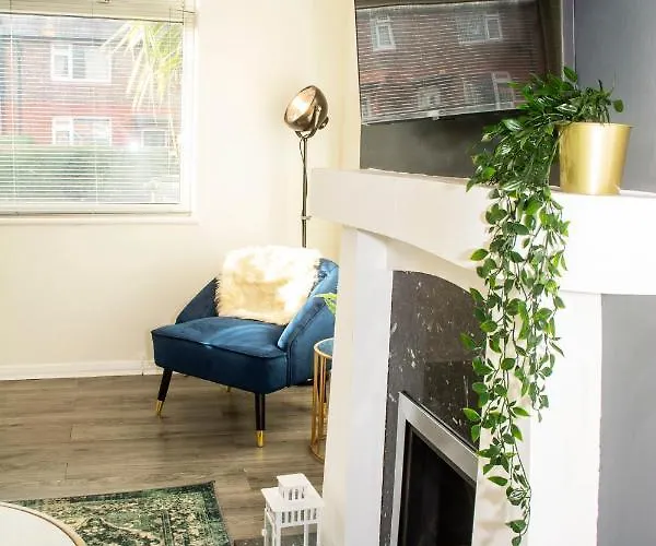 Trafford House - Stylish 3-bed With Private Parking مانشستر