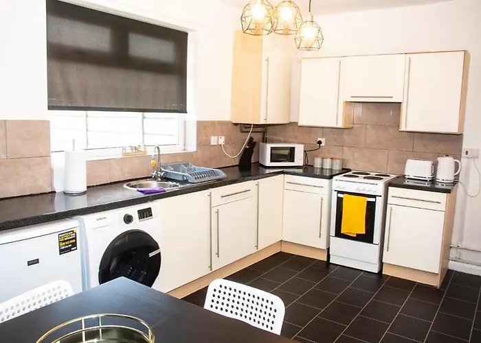 بيت للعطل Trafford House - Stylish 3-bed With Private Parking