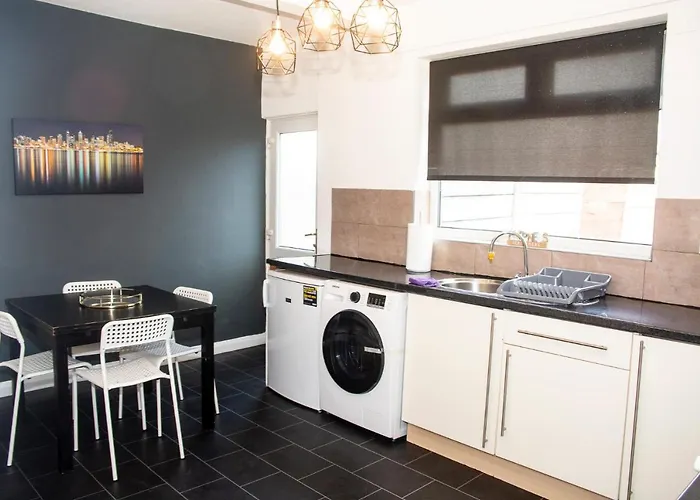 Trafford House - Stylish 3-bed With Private Parking مانشستر