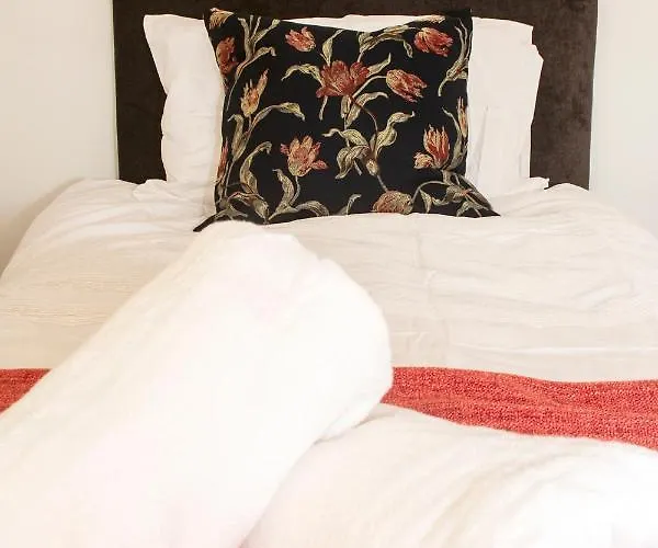 بيت للعطل Trafford House - Stylish 3-bed With Private Parking