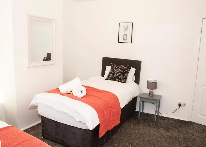 Trafford House - Stylish 3-bed With Private Parking مانشستر