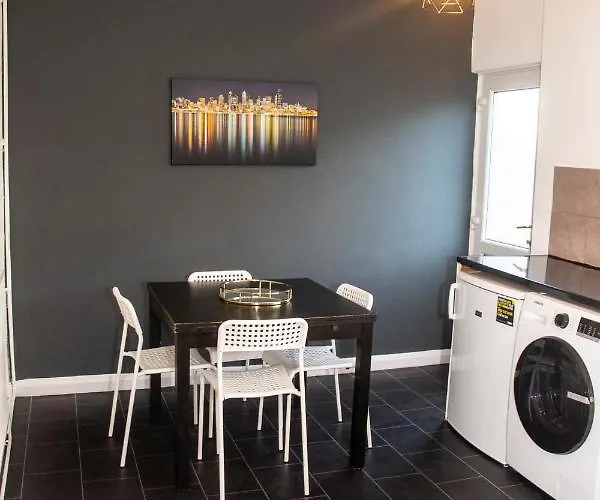 بيت للعطل Trafford House - Stylish 3-bed With Private Parking