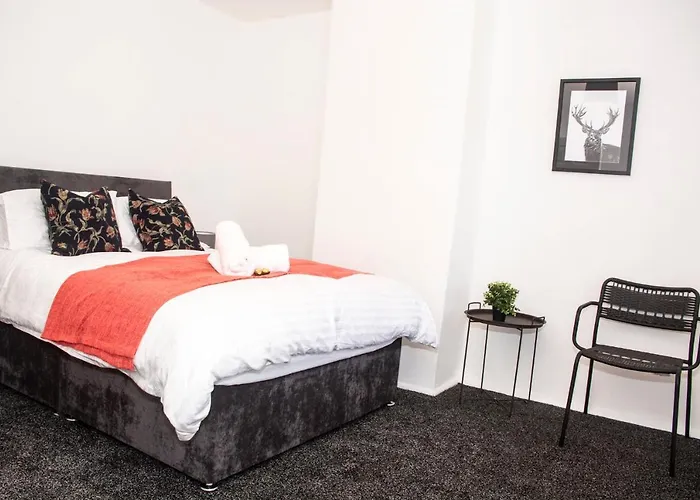 بيت للعطل Trafford House - Stylish 3-bed With Private Parking مانشستر