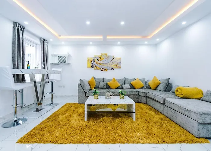 Luxury 3 Bedroom House Close To Center Manchester