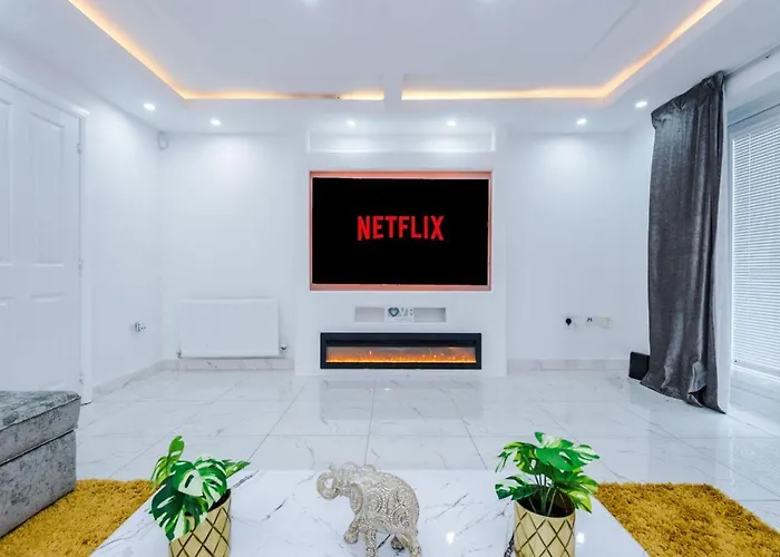 Luxury 3 Bedroom House Close To Center