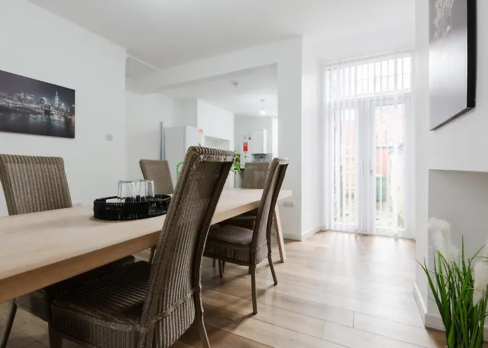 Tatil Evi Clayton House - Spacious Near Etihad Stadium Manchester