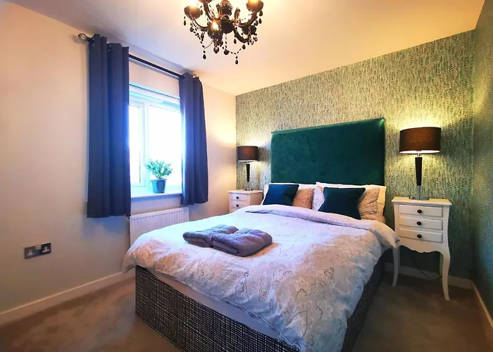 The Lawnswood - Holiday Home With Free Parking Near Coop Live & Etihad Дом отдыха