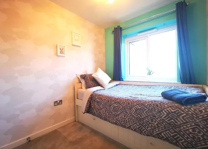 Дом отдыха The Lawnswood - Holiday Home With Free Parking Near Coop Live & Etihad *