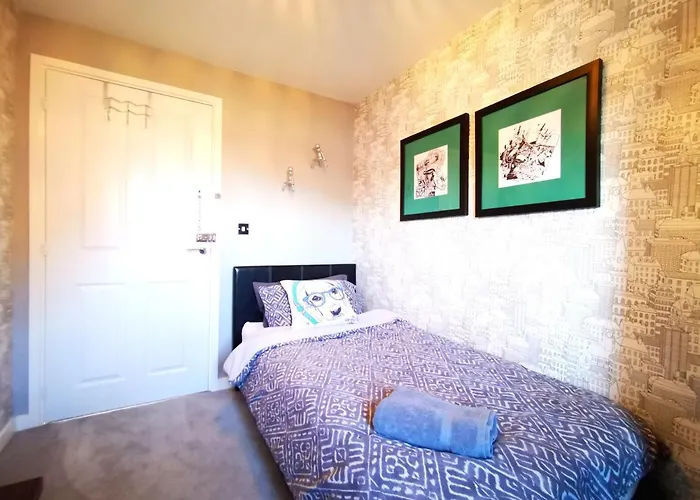 The Lawnswood - Holiday Home With Free Parking Near Coop Live & Etihad Дом отдыха