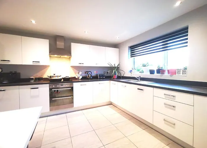 The Lawnswood - Holiday Home With Free Parking Near Coop Live & Etihad Дом отдыха *