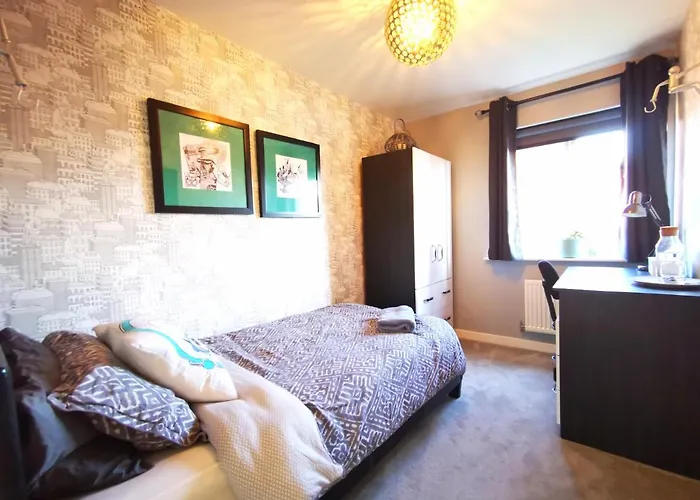 Дом отдыха The Lawnswood - Holiday Home With Free Parking Near Coop Live & Etihad