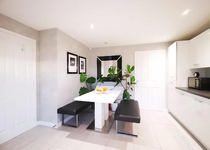 The Lawnswood - Holiday Home With Free Parking Near Coop Live & Etihad *