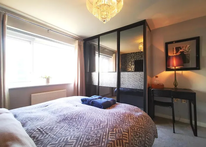 The Lawnswood - Holiday Home With Free Parking Near Coop Live & Etihad * Манчестер