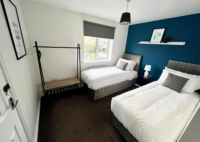 Spacious 3-bedroom House With 5 Beds And Sofa-bed * Manchester