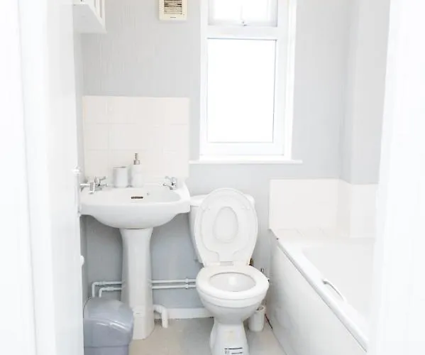 Cosy 2 Bed With Parking Near Piccadilly, Etihad Stadium And Coop Live Sleeps Up To 5 度假居