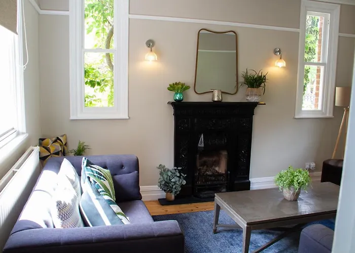 Lock Keepers - Detached House In The