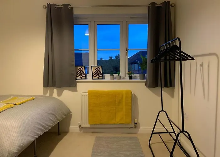 Spacious And Amazing 4 Bedroom Detached House * Manchester