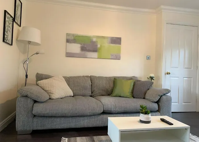 Spacious And Amazing 4 Bedroom Detached House Prázdninový dům Manchester