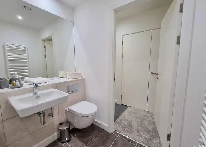 Luxury Centre Townhouse With Parking *