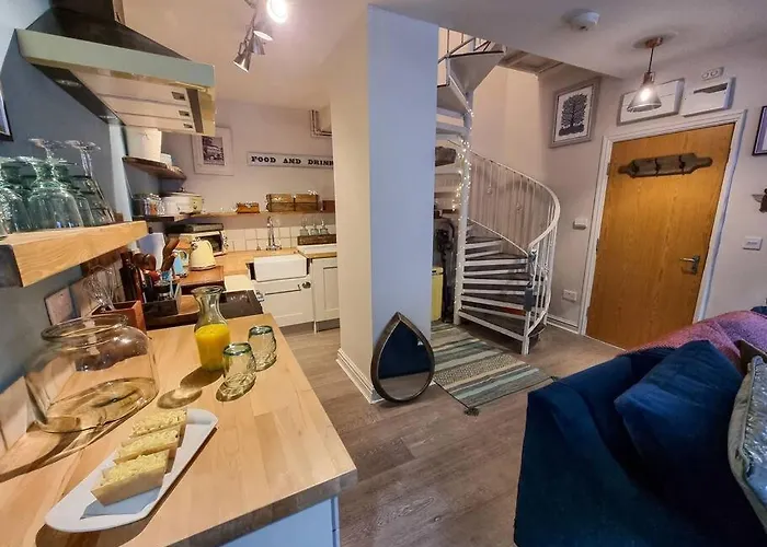 Stunning Luxury Vintage Duplex With Parking *