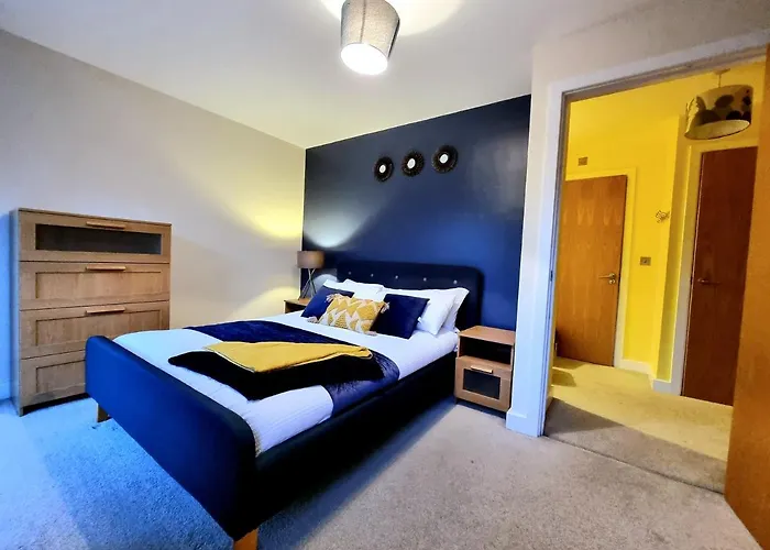 Luxury 2-bedroom Service With Balcony Apartment *