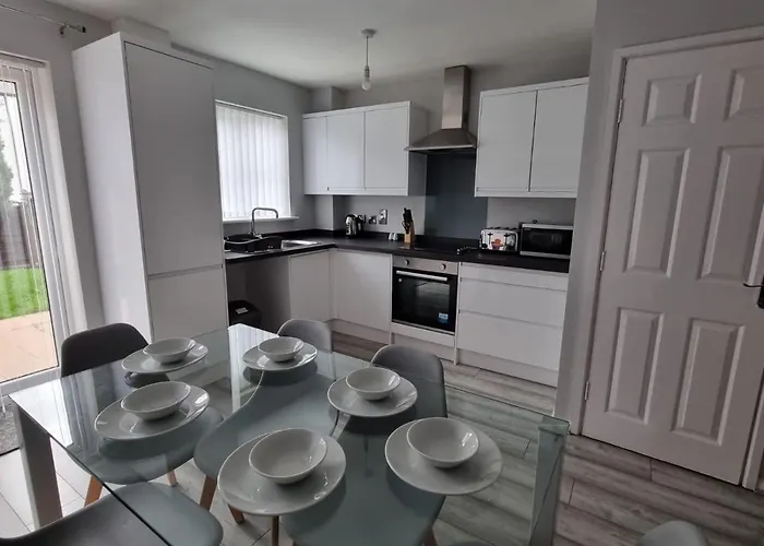 Beautiful 4 Bed Home, Sleeps 6, Driveway Parking *