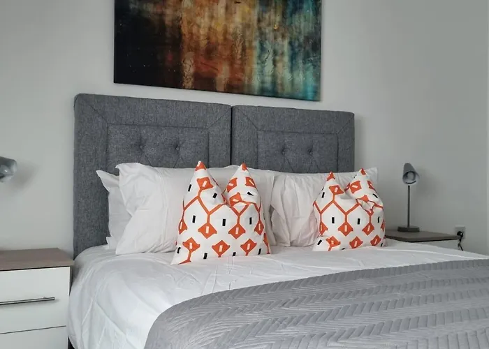 Beautiful 4 Bed Home, Sleeps 6, Driveway Parking