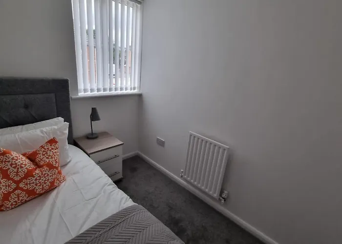 Beautiful 4 Bed Home, Sleeps 6, Driveway Parking Manchester