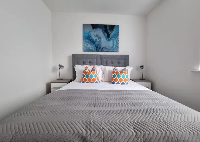 Ferienhaus Beautiful 4 Bed Home, Sleeps 6, Driveway Parking