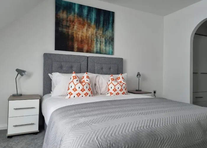 Beautiful 4 Bed Home, Sleeps 6, Driveway Parking * 맨체스터