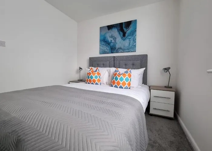 Beautiful 4 Bed Home, Sleeps 6, Driveway Parking