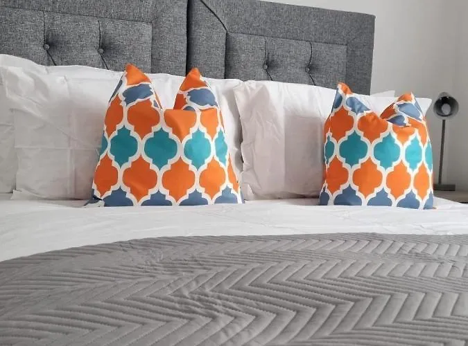 Ferienhaus Beautiful 4 Bed Home, Sleeps 6, Driveway Parking