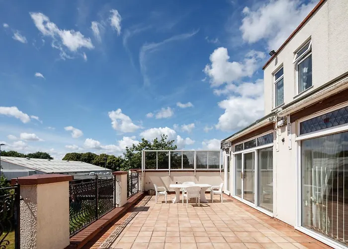 Beautiful 'mayfield' With Private Pool!