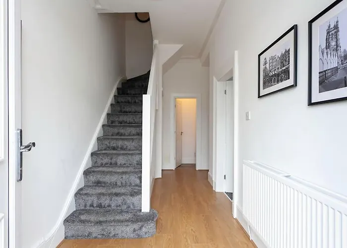 Spacious Comfortable House Close To Etihad+parking 펜션