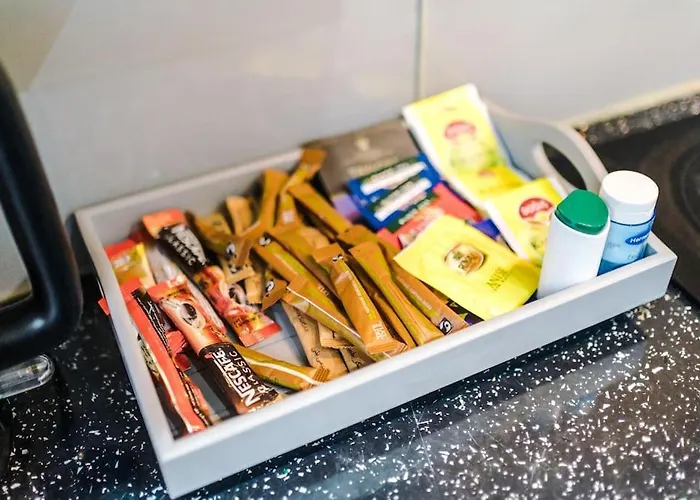 Spacious 4 Bedroom Modern House Near Centre Sleeps 12