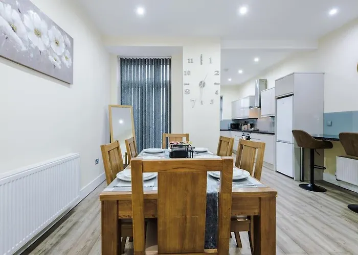 Spacious 4 Bedroom Modern House Near Centre Sleeps 12