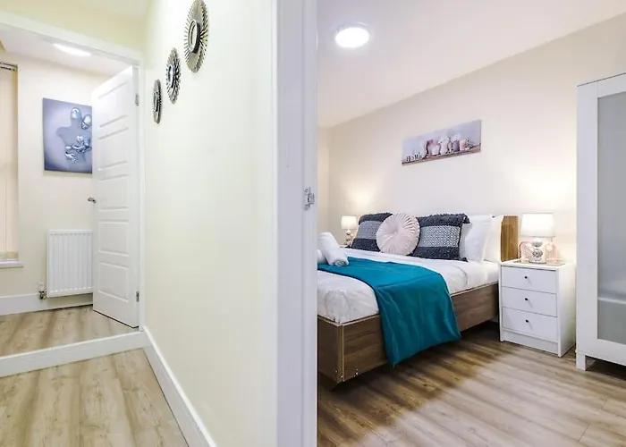 Spacious 4 Bedroom Modern House Near Centre Sleeps 12 *