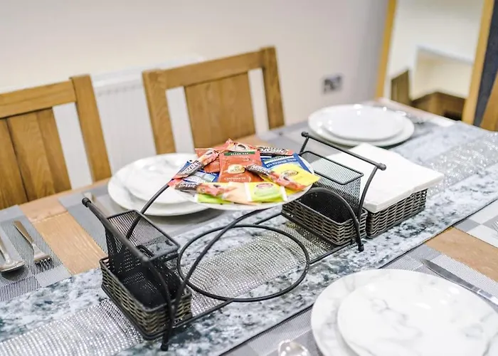 بيت للعطل Spacious 4 Bedroom Modern House Near Centre Sleeps 12 *