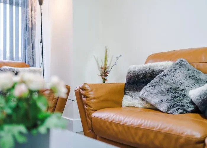 Spacious 4 Bedroom Modern House Near Centre Sleeps 12