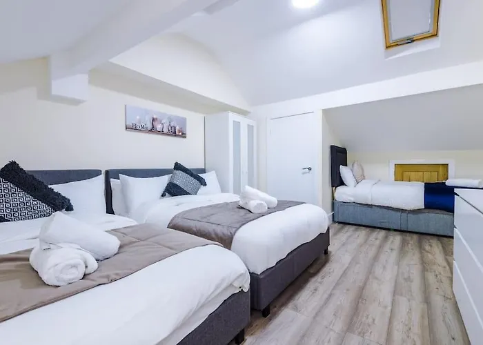 Spacious 4 Bedroom Modern House Near Centre Sleeps 12