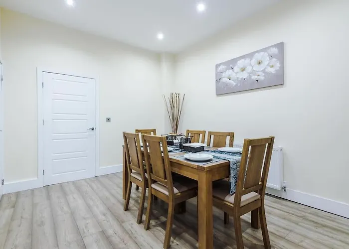 Spacious 4 Bedroom Modern House Near Centre Sleeps 12 بيت للعطل