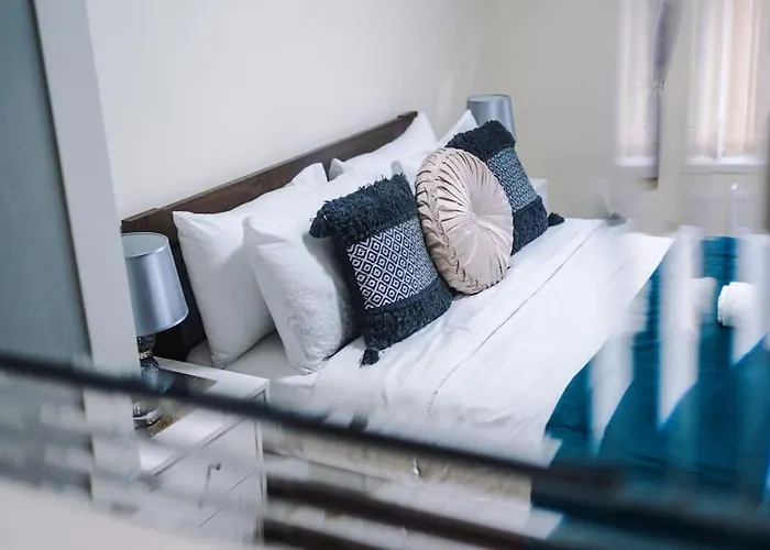 بيت للعطل Spacious 4 Bedroom Modern House Near Centre Sleeps 12 *